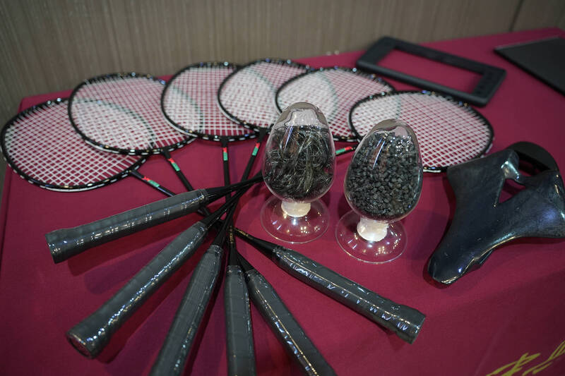 風機廢葉片再利用! 興大團隊回收製成「黑金球拍」