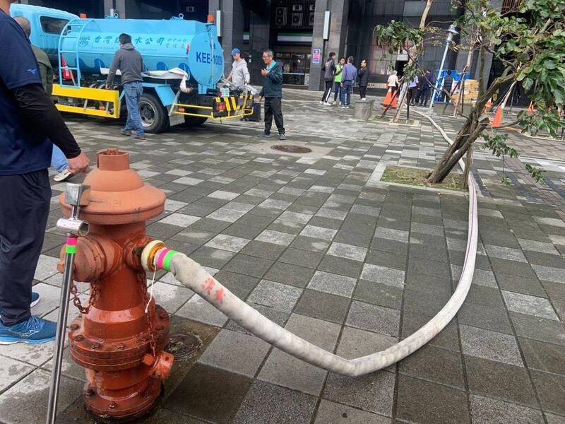 誤挖水管釀淡水大停水多日 台水：僅剩少數大樓還卡空氣