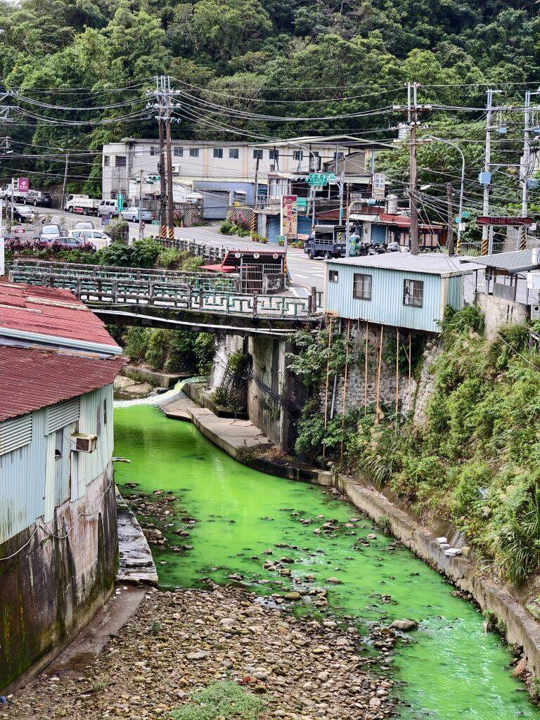 新店五重溪驚見螢光綠水一片 環局疑染劑或油漆導致 持續找污染源頭