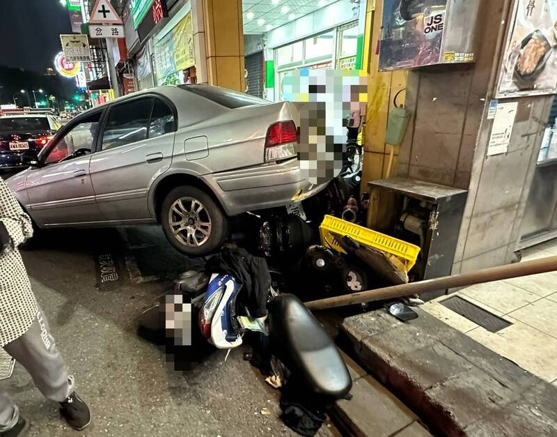 高雄7旬翁打錯檔倒車暴衝撞6機車 1女遭波及受傷送醫
