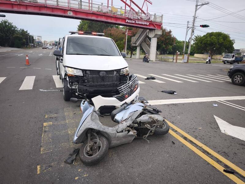84歲阿公鬼切撞救護車，幸好醫院、消防隊就在隔壁。（民眾提供）