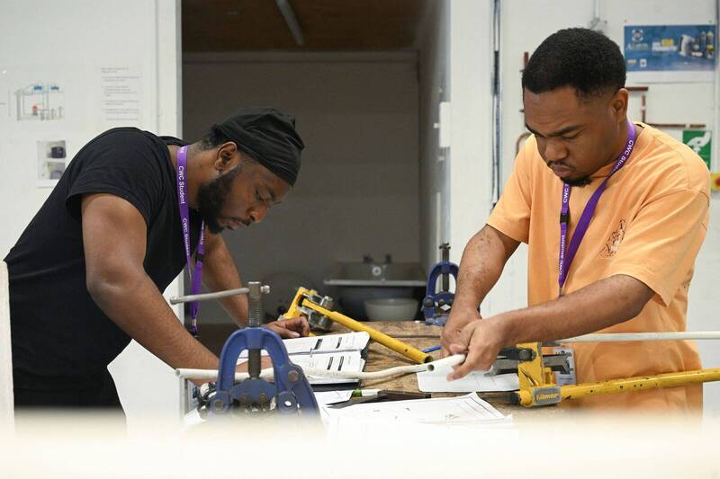 不怕AI演算法搶工作 !「這項技能」狂吸英國年輕人投入