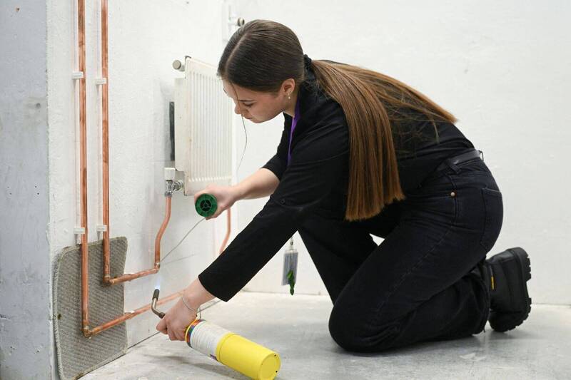 英国18岁女子雅洛申科选择学水电技术,减少被AI取代的风险。(路透) alauae__001.jpg