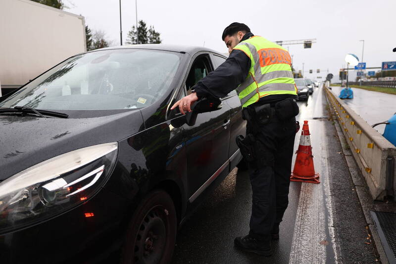 離譜!加州警員屢趁攔查汽車順手偷錢 竊完再逮捕駕駛