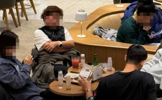 傻眼!中國遊客竟在南韓星巴克內喝酒、吃炸雞 畫面瘋傳韓網罵翻