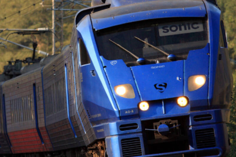 又是78歲駕駛！ 日本老翁駕車闖軌道 特急列車追撞猛推影響5千人