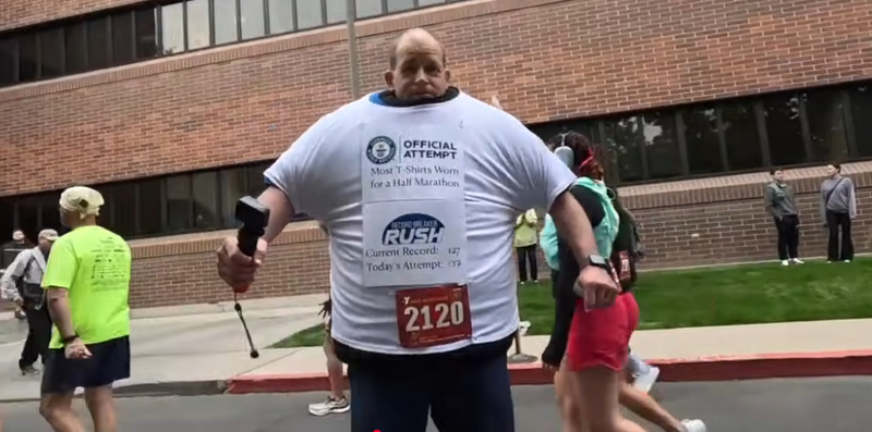 很奇特！美國男穿137件T恤跑半馬 創金氏世界紀錄