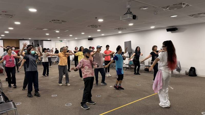 打造樂齡樂智專區  高雄圖書館變身長輩快活大客廳