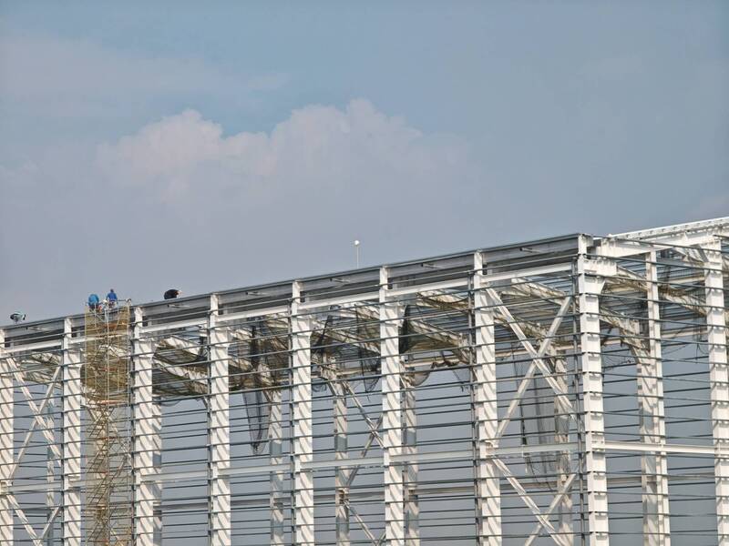 工人高架作业疑无配戴安全帽、绳索。（民众提供）