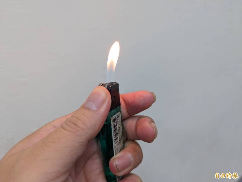 繼女遭前男友反鎖房內灑汽油  繼父破門救人