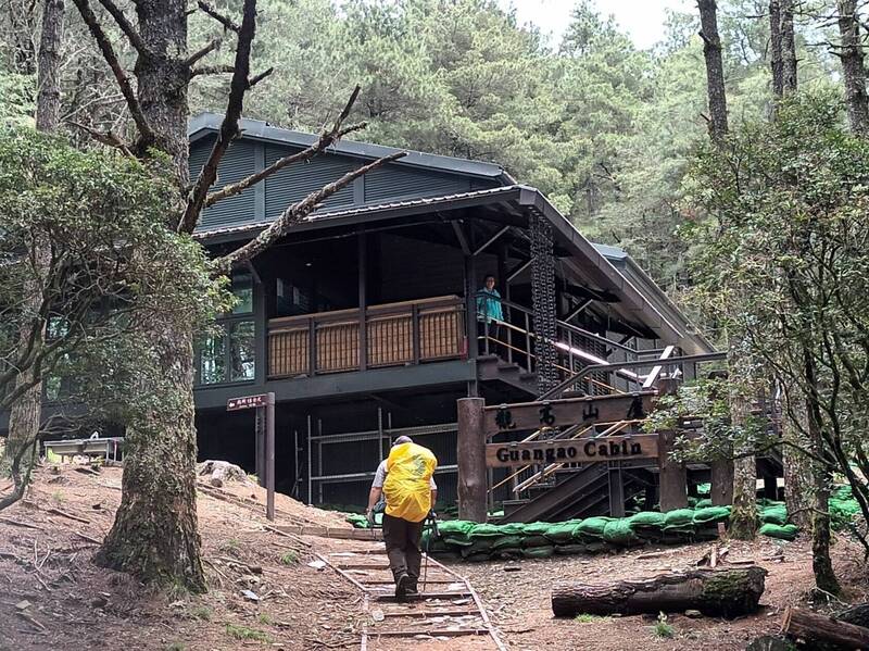 山屋兼書屋！ 玉山觀高首創登山書籍借閱
