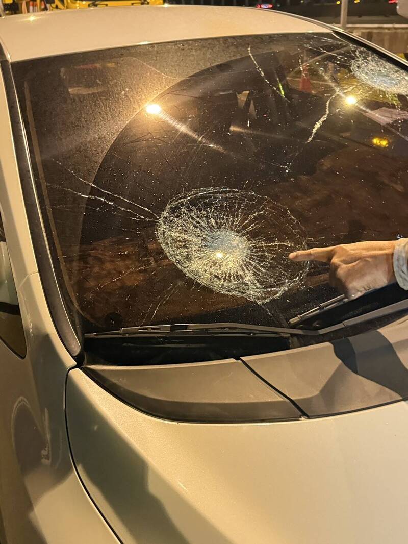 火氣大？國道追撞持榔頭要打人又砸車 傷警被上銬逮捕