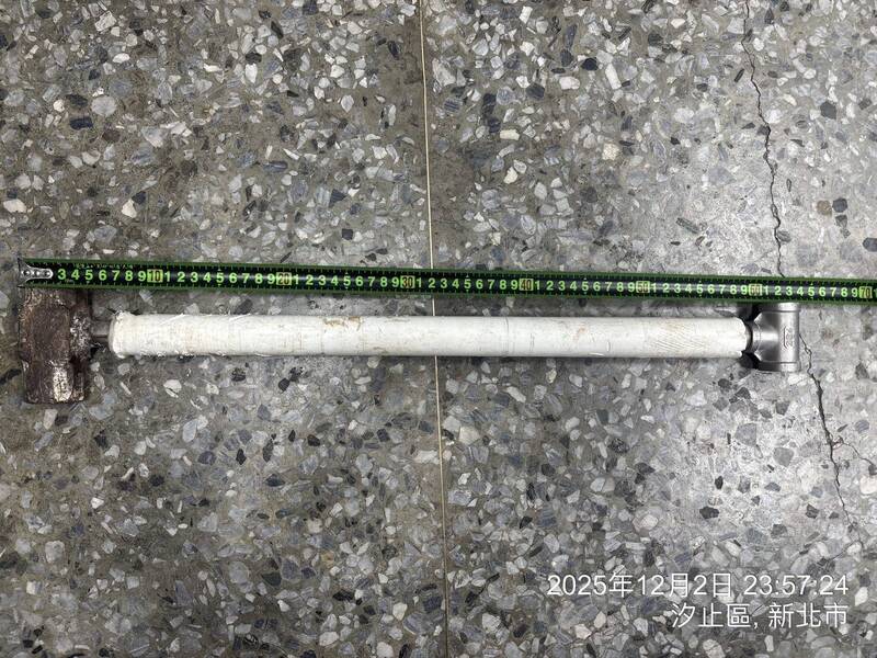 赖男所持的榔头遭警方扣回。（记者徐圣伦翻摄）