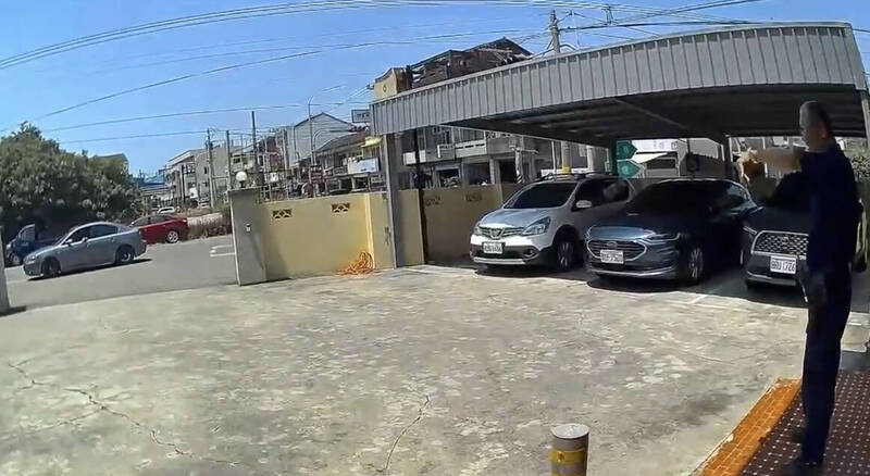 许男以车堵门口、大声鸣喇叭疯狂挑衅警方。（民众提供）