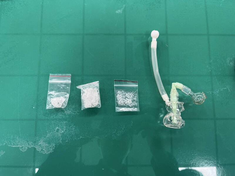 陈姓越南籍女子涉嫌持有安非他命毒品3小包及吸食器。（屏县里港警分局提供）