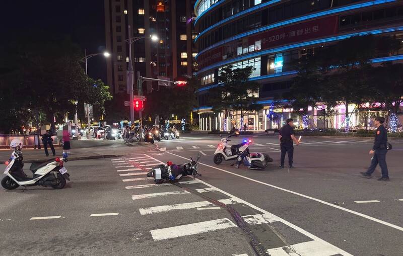 警「趕現場」閃燈開蜂鳴闖紅燈 婦騎車疑未注意相撞
