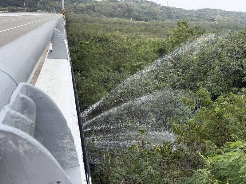 修好一天又爆！銅鑼中平大橋再現水瀑 台水急奔現場處理