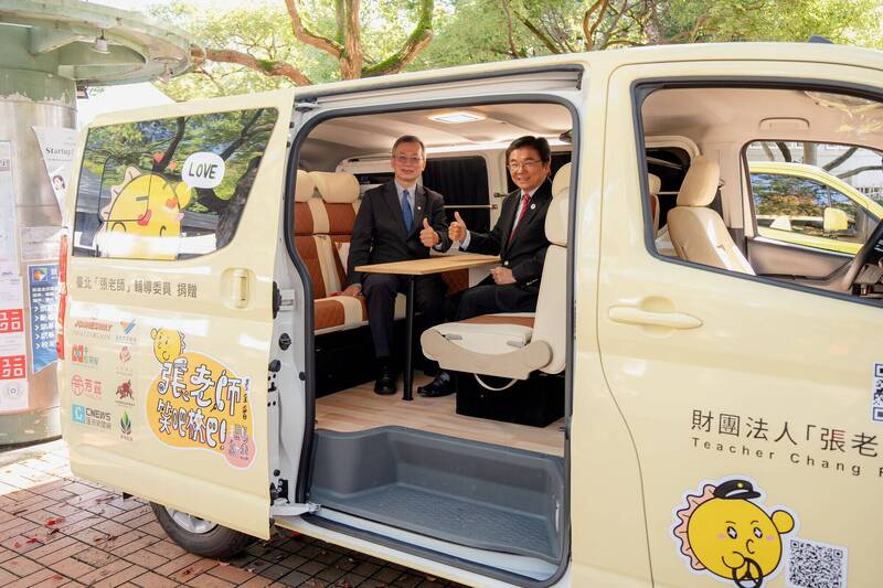 張老師「校巴」穿梭校園諮商 政大生商業提案獲實踐讓師生「笑吧」