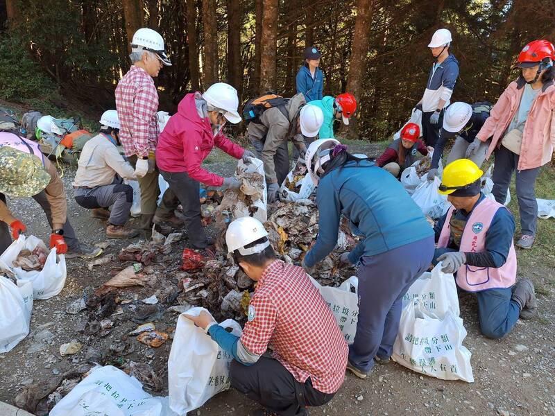 七卡山莊淨山 清出271公斤垃圾