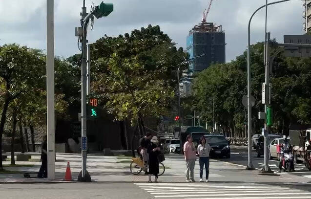 綠燈過斑馬線也遭罰！ 詹為元揭台北市1路口根本過不了