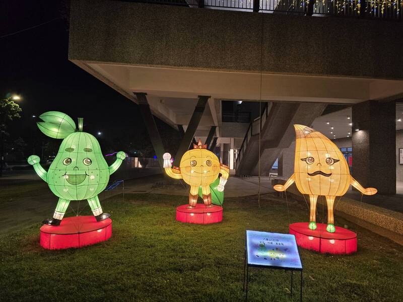 新北八里行政中心亮燈 「八里三珍」Q版花燈成人氣打卡點