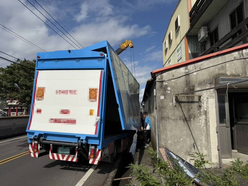 宜蘭大貨車貨門鬆脫擦撞號誌、民宅 轟然巨響嚇壞住戶