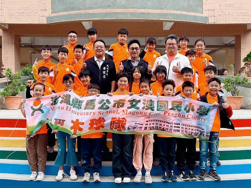 文澳國小木球隊將赴台中參賽 馬公市長贈專屬POLO衫打氣