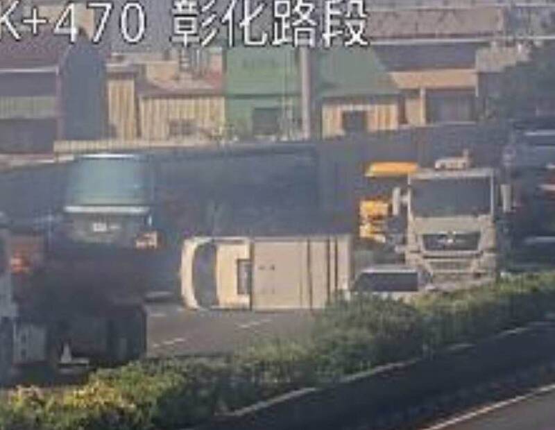 國1彰化段小貨車翻覆擋路 後方一度「紫爆」大塞5公里