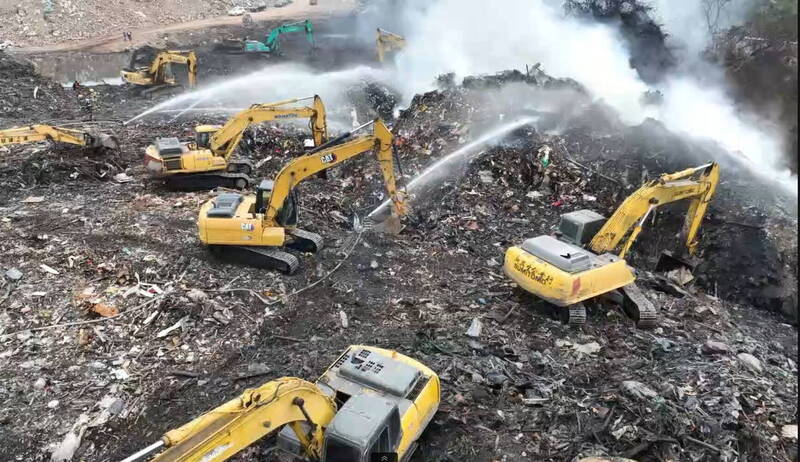 后壁乌树林风灾废弃物暂置场火警，南市环保局全力灭火，预计4日中午以前可完全灭火。（南市环保局提供）