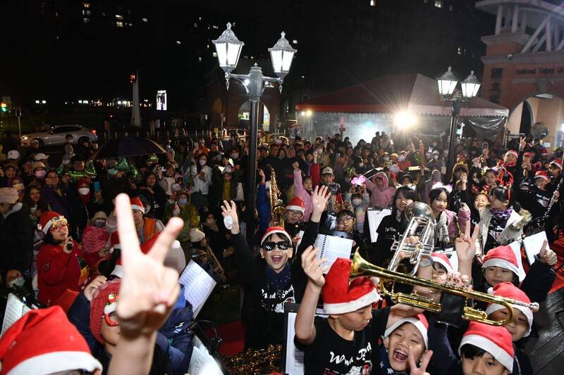 15公尺三峽最高耶誕樹 12/13亮燈璀璨北大特區