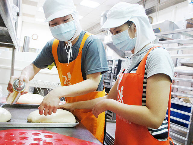 桃園市現有19家庇護工廠、職缺數178人，今年協助20名庇護員工轉銜一般職場，轉銜率12.5％。（桃園市勞動局提供）