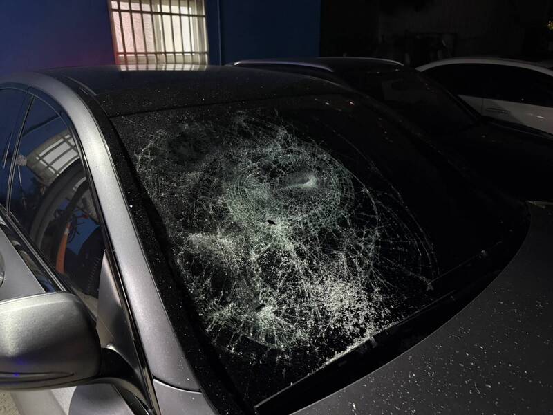 陈男持枪砸车。（警方提供）