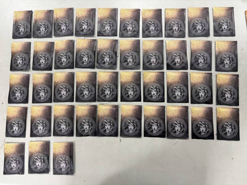 警方查扣大量毒咖啡包。（警方提供）