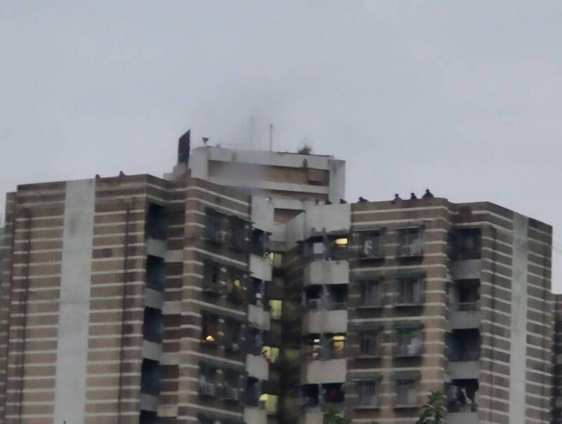 台北文山區大樓火警 消防救出2人1人嗆傷送醫