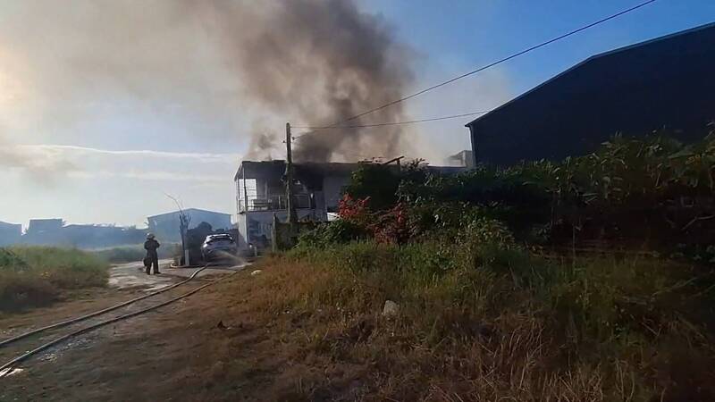 超過一世紀老字號 台南木炭行鐵皮倉庫失火