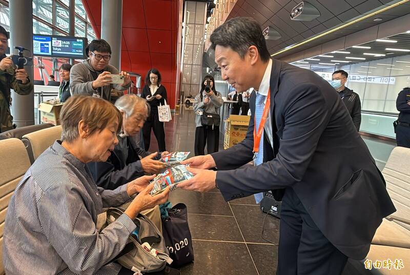 桃機T3北登機廊廳試營運 交長陳世凱視察送乖乖