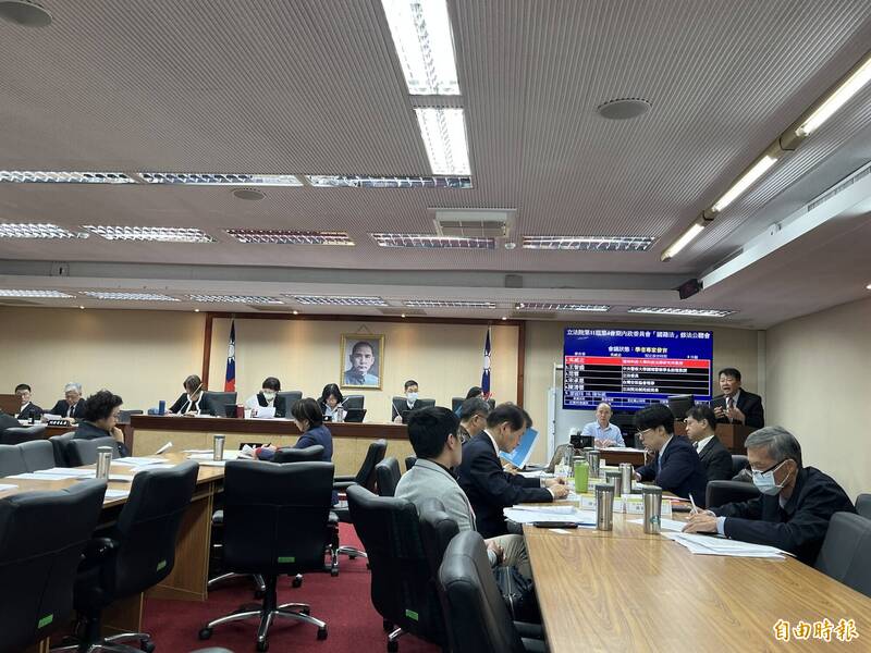 藍推中配參政免放棄國籍案 學者正反意見一次看