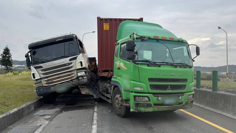 苗栗台61線聯絡道曳引車追撞 2車卡住車道