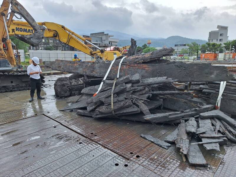 宜蘭頭城工地發現疑「古沉船」 縣府5日將邀考古學者現勘