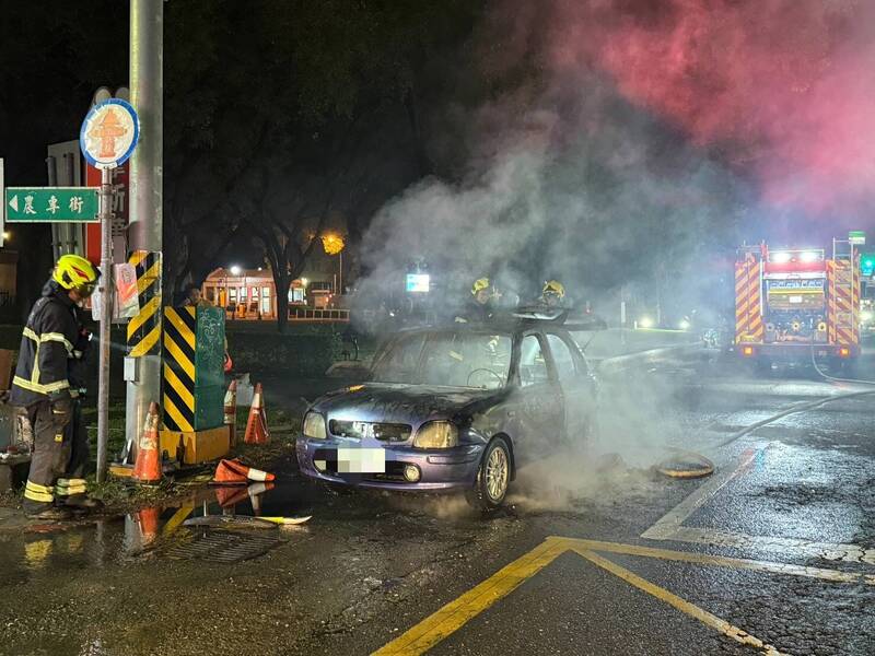 屏科大校門口「發爐」!小籠包老闆蒸煮不慎引燃愛車