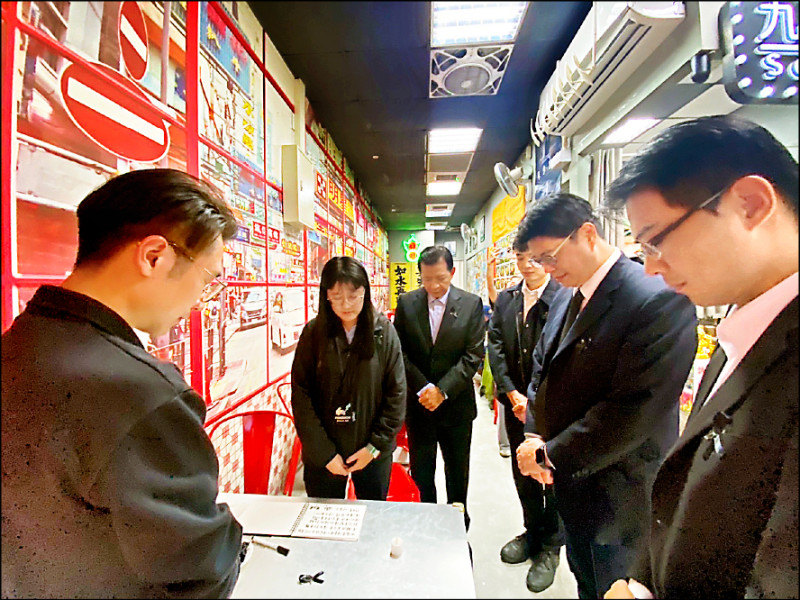 宏福苑156死 外媒面嗆港特首不下台