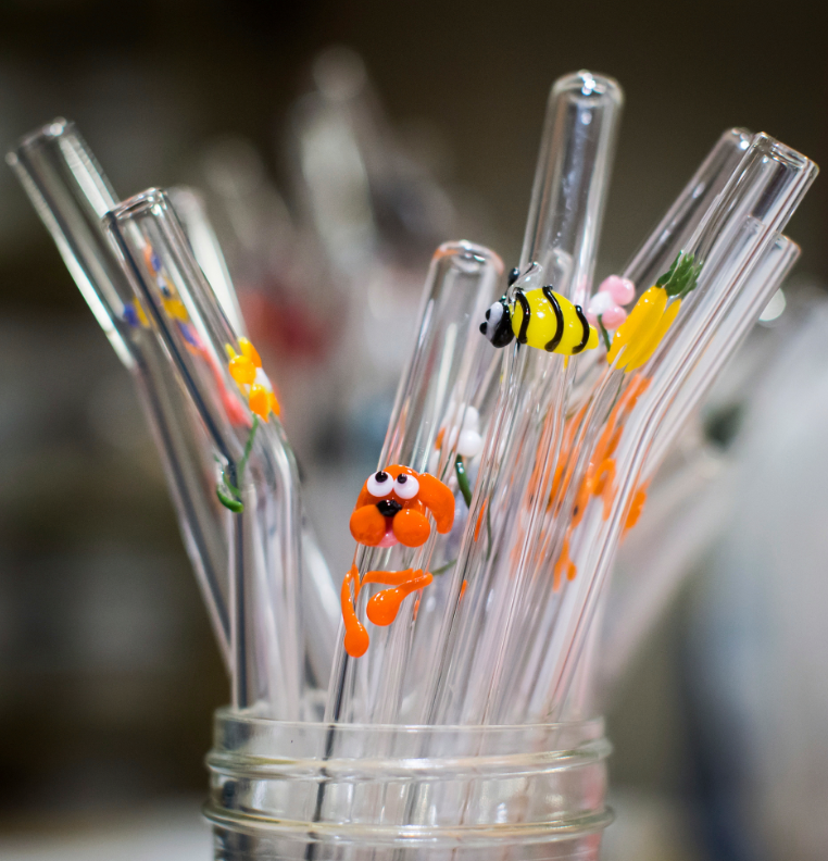 她用玻璃吸管喝飲料...2小時後「滿口鮮血」！ 醫生一看：來不及了...