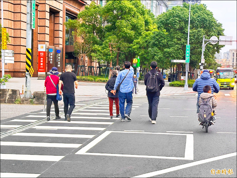 綠燈全程閃光 北市府旁「違規」行走