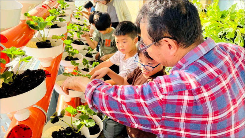 土庫越港國小 打造首座潮汐式水耕系統