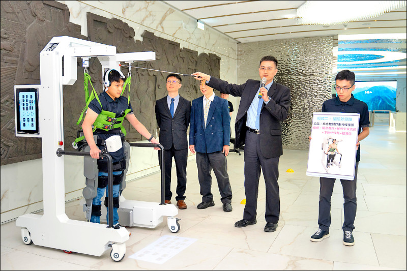 AI隨動步行復健機器人 中風也能用腦波練走路