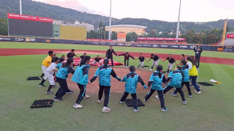 國境之南小將圓夢！大平、水泉學童北上 踩職棒紅土大開眼界