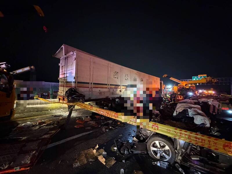 国道1号连环车祸，车道零件四散，一度全线暂时封闭。（民众提供）