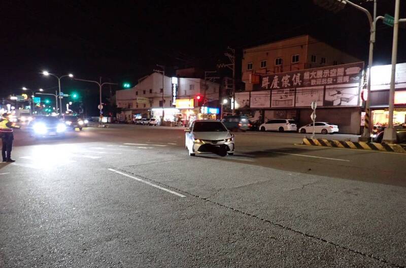 行人地獄！台中情侶過馬路 遭左轉轎車撞擊