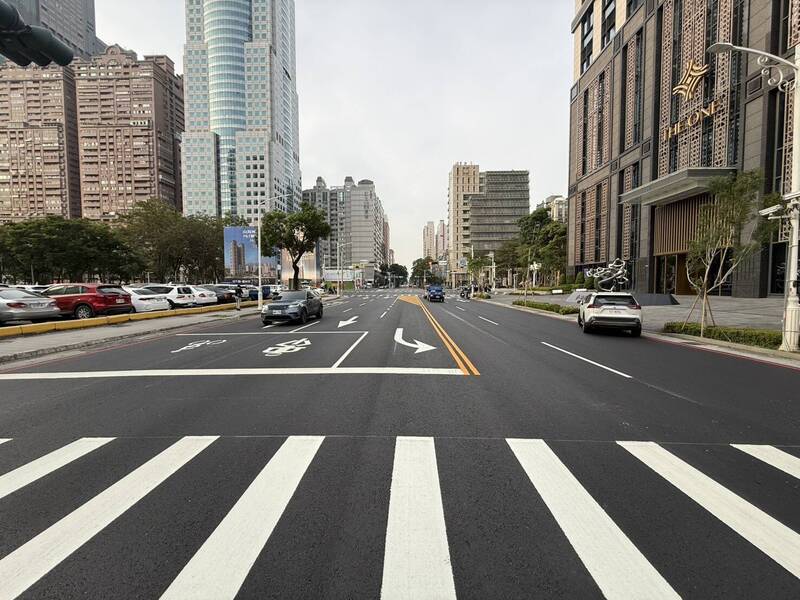 高雄亞灣這路口新增左轉道  工務局：增進效率、提升安全