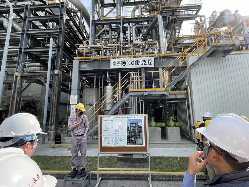 淨零學院深入長春汽電共生煙道捕氣實廠交流。（市府提供）